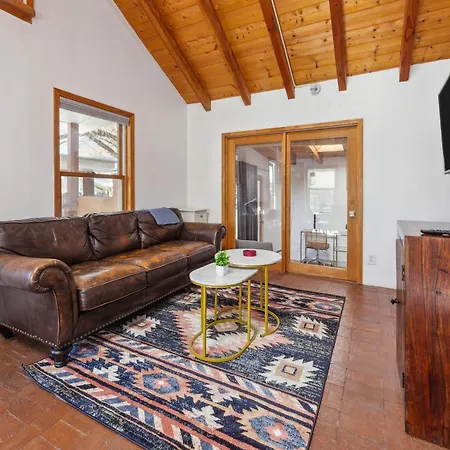 Serene, Stylish, Pied-à-terre